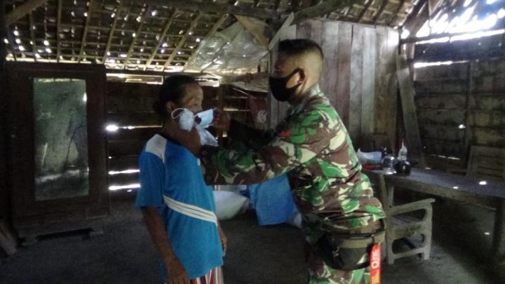  Terapkan Protokol Kesehatan, Satgas TMMD Bojonegoro Pakaikan Masker Ke Warga